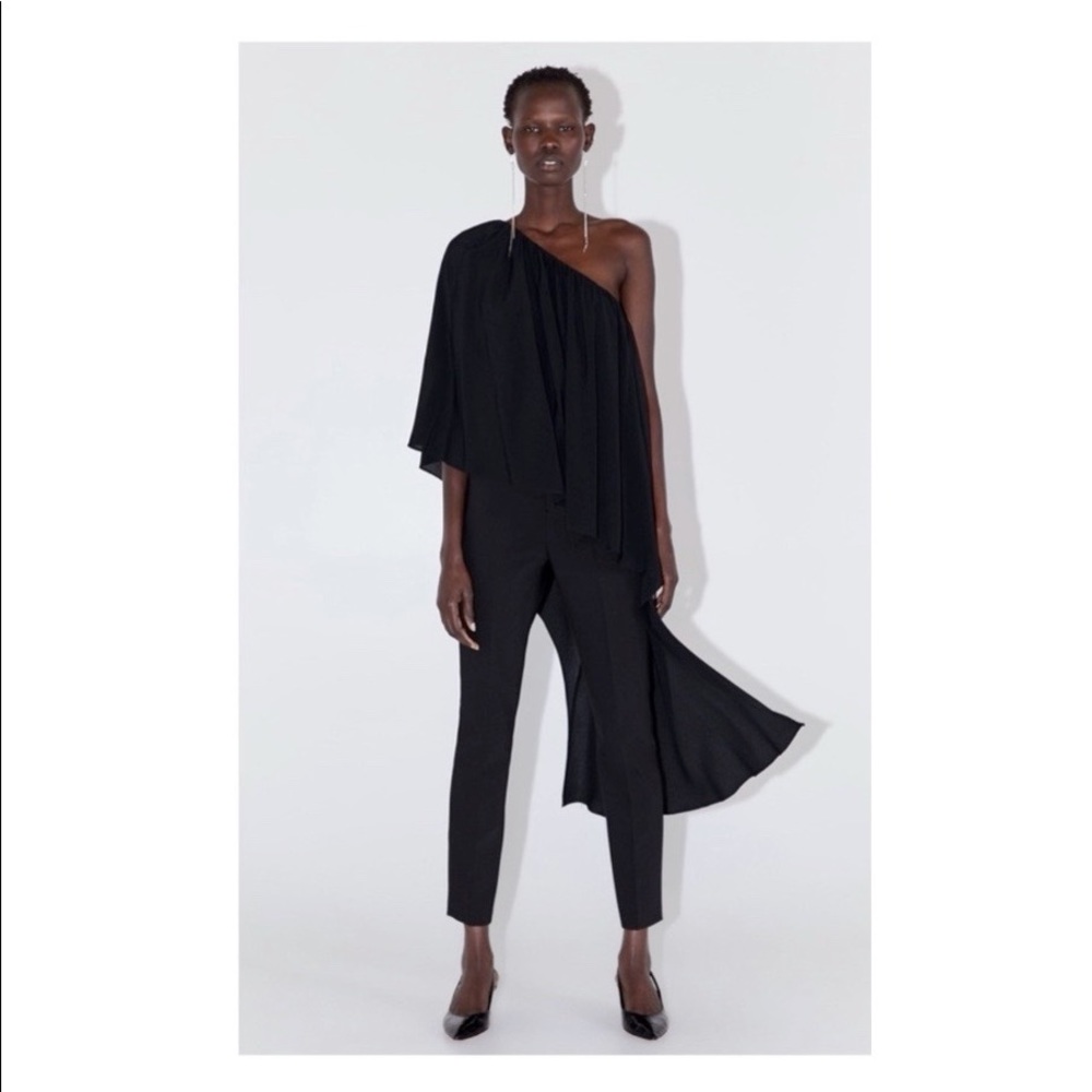 Zara one shoulder Top blouse, with asymmetric neckline and hem. Interior linen